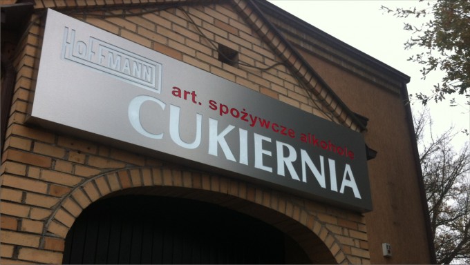 szyld nad wejsciem do cukierni