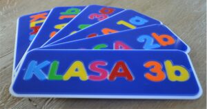 tabliczki informacyjne na drzwi do szkoły