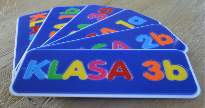 tabliczki informacyjne na drzwi do szkoły