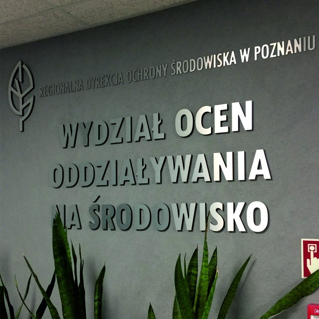Eleganckie litery przestrzenne wycinane na CNC z dibondu szczotkowanego, zamontowane na ścianie w siedzibie RDOŚ w Poznaniu.