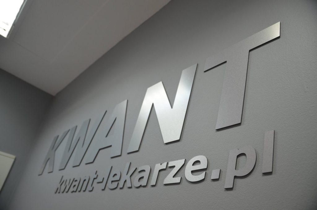 Eleganckie, płaskie litery 3D wycięte z kompozytu dibond (szczotkowane aluminium) zamontowane na ścianie w gabinecie lekarskim w Zalasewie.